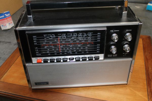 Vintage LLoyds Solid State Eight Band Short Wave Radio Jolly Pack Rat Quality Second Hand 