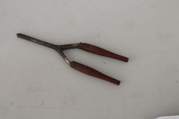 Antique hotsell curling iron