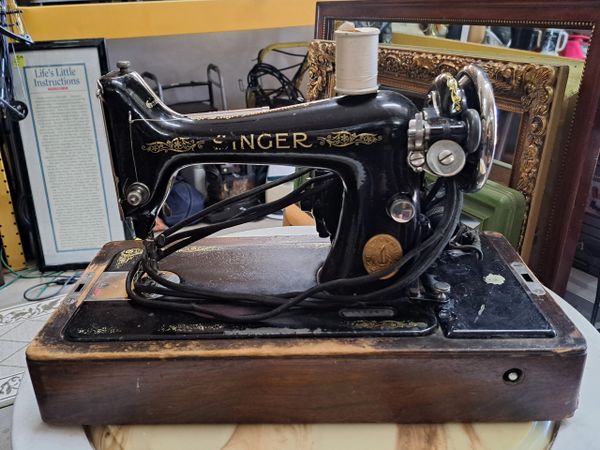 Antique Singer Sewing Machine With Wood Cover