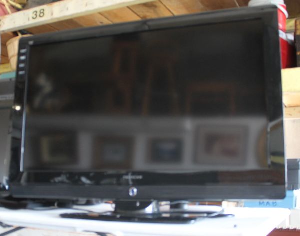 Proscan 40" Flatscreen LCD TV-40LC45S W. Remote