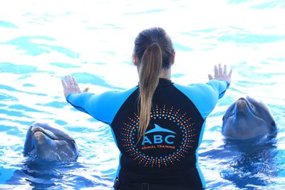 dolphin trainer student using power of positive reinforcement animal training in Mexico 