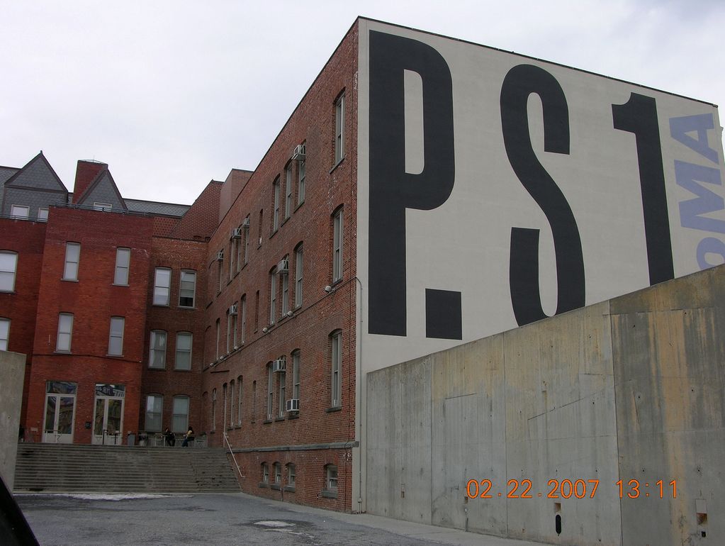 vista exterior del museo PS1MoMA en Long Island Nueva York, foto de Salvador fechada 02 22 2007, 1pm