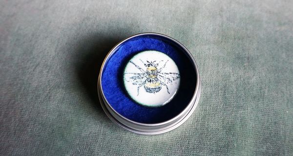 Round bumble bee brooch