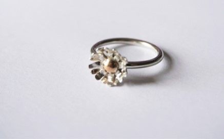 Sterling silver and 9ct gold daisy ring