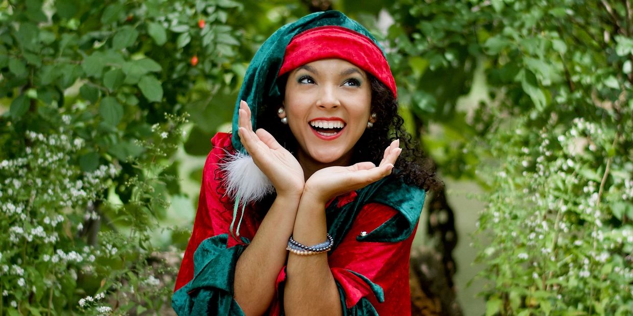 Lutine costumée souriante en animation de Noël extérieure pour enfants