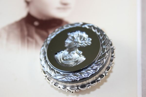 INTAGLIO- Cameo Brooch