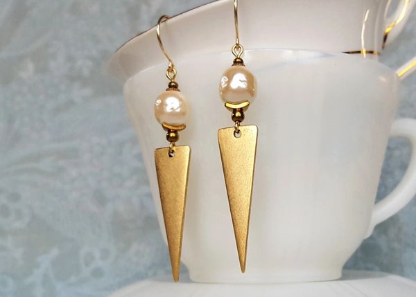 KANNA - Inverted Triangle and Baroque Pearl Earrings