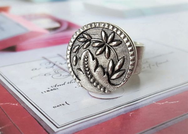 ALIZA - Flower and Leaf Button Ring
