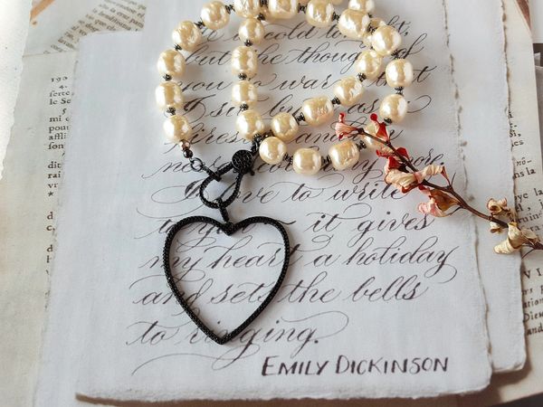 MODERN LOVE - Baroque Pearl Necklace with Open Heart