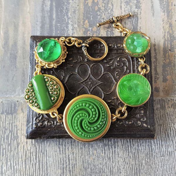 KILEY - Green Glass Button Bracelet