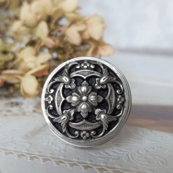 KINSEY - Metal Button Ring