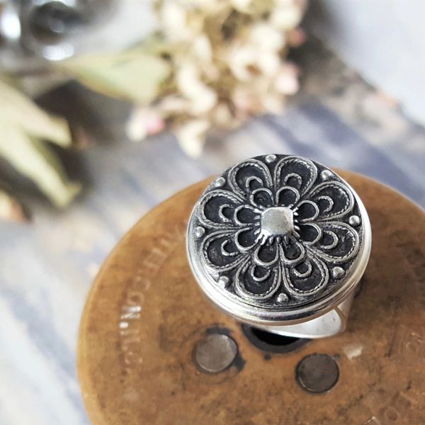 THEODORA - Metal Button Ring