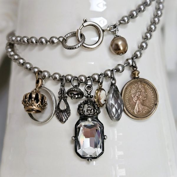 ELIZABETH II - Vintage Chunky Charm Necklace