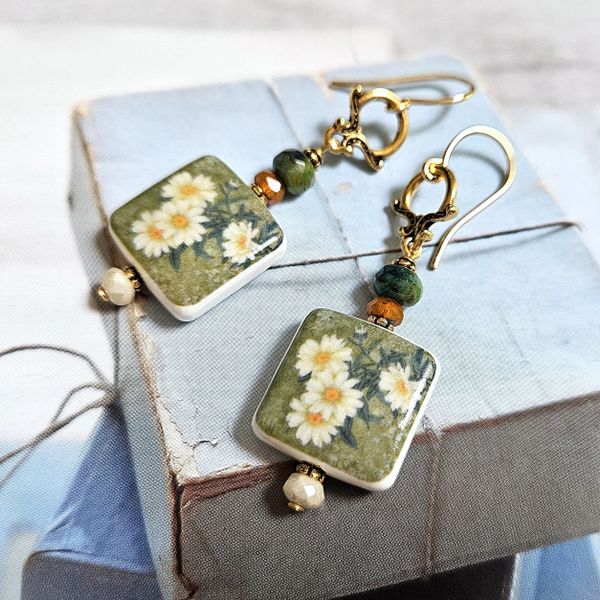 DAISY - White Daisy Earrings