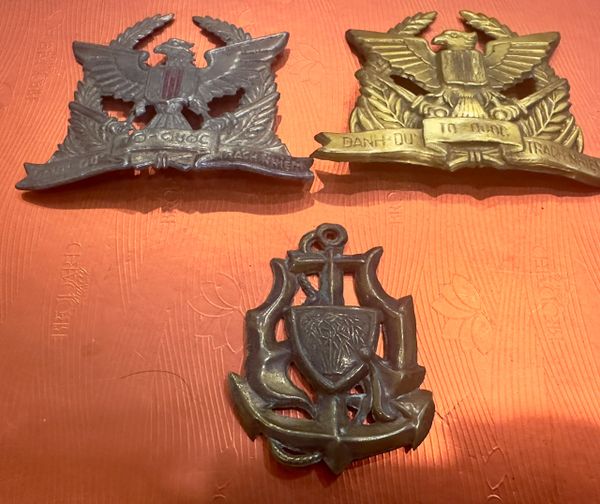 Vietnam War - Original Cap Badges (3pcs)