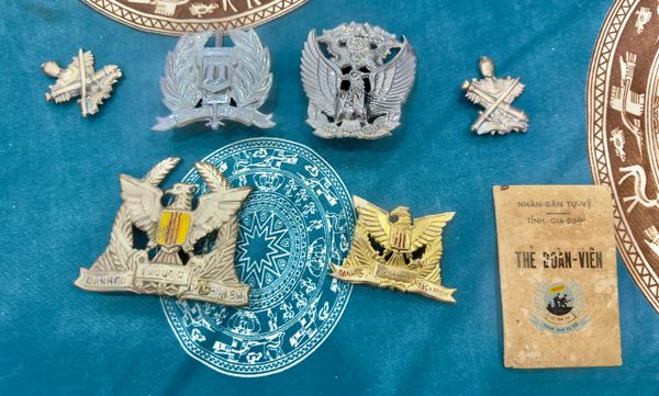 Vietnam War - ARVN SVN 4 Cap & 2 Beret Badge & 1 id card NDTV
