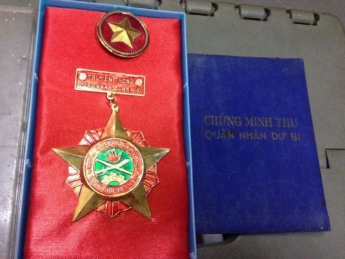 NVA NLF RED STAR BADGE AND VC GOLD STAR MEDALS AND DOCUMENT ID BOOK