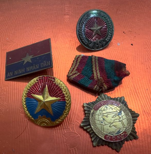 Vietcong medal & pin badges (4pcs)