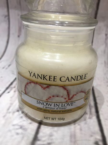Yankee Candle Snow in Love Small Candle