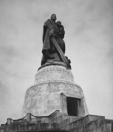 Monument at Treptow, 2004 charcoal on paper 140 x 120 cm