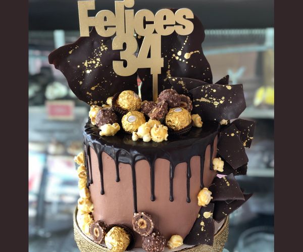 Pastel Drip Cake con Ferreros