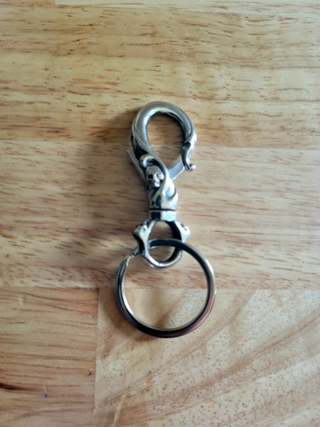 Stainless steel keyring with 4 skull clasp