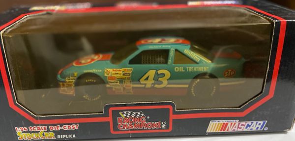 1:24 Scale Die-Cast Stock Car Replica Richard Petty #43 NASCAR