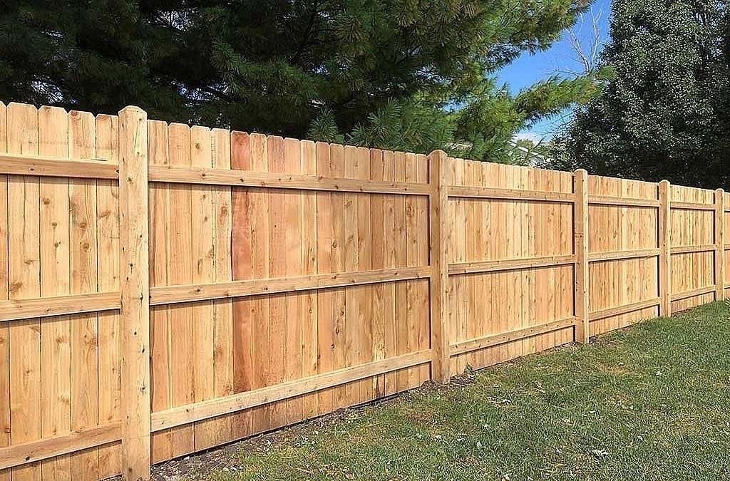 Деревянный забор. Красивый деревянный забор. C fence. Садовый забор из сайдинга. Забор между участками.