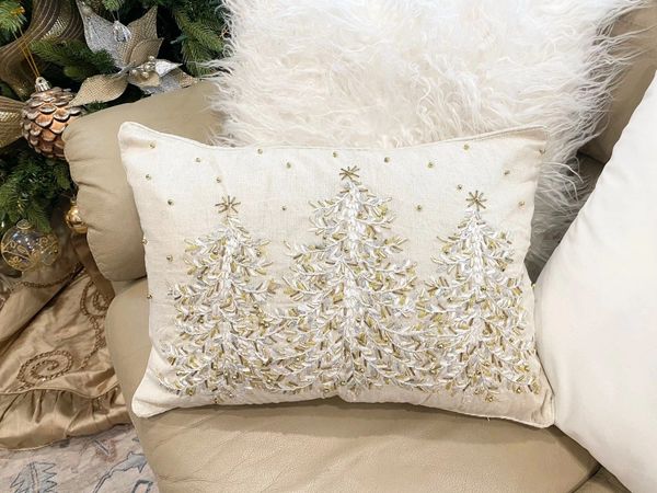 Gold christmas throw outlet pillows