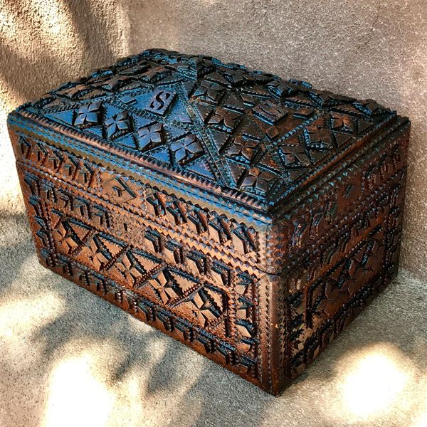 SOLD 1900s TRAMP ART BERKSHIRE COUNTY SHERIFF’S WOOD FOLK ART TREASURE CHEST