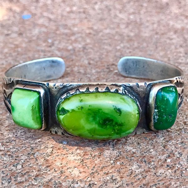 SOLD 1910s INDIGENOUS NAVAJO OR PUEBLO HANDMADE STAMPS HANDCUT BEZEL 3 GREEN CERILLOS TURQUOISE STONES INGOT SILVER CUFF BRACELET