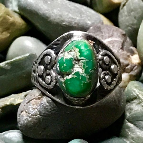 1920s FRED HARVEY ERA GREEN TURQUOISE NUGGET & SILVER SMALL RING