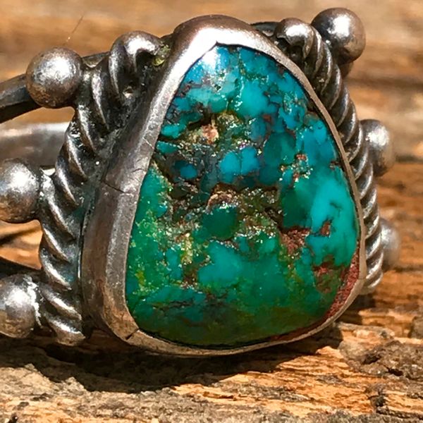 1920s SHIELD SHAPED MULTICOLORED PILOT MOUNTAIN TURQUOISE INGOT SILVER RING