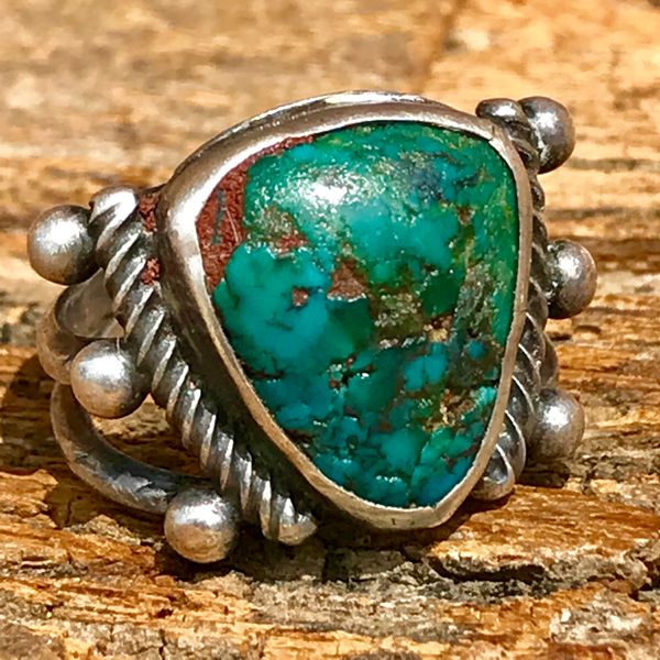 1920s SHIELD SHAPED MULTICOLORED PILOT MOUNTAIN TURQUOISE INGOT SILVER RING