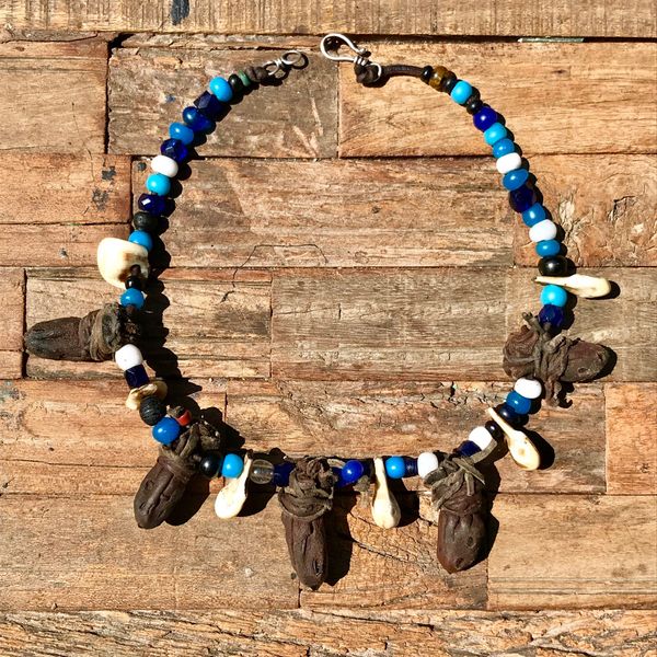 SOLD 1800 NEW MEXICO POWERFUL MAGICAL CAVE EXCAVATED APACHE INDIAN ELK TOOTH, QUARTZ CRYSTAL & GLASS PADRE TRADE BEAD NECKLACE 19”
