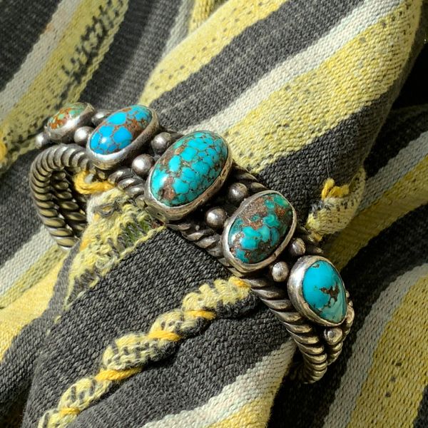 1950s PERSIAN TURQUOISE OVAL DOMED SPIDERWEBBED BLUE AND GREEN ROW CUFF BRACELET