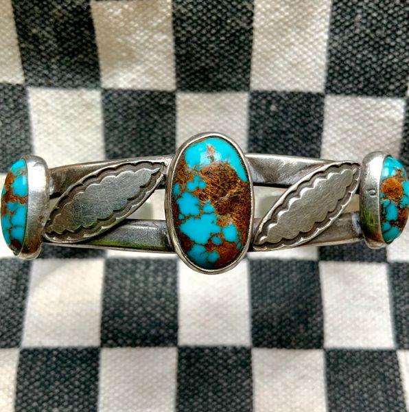 SOLD 1920s SPLIT SHANK INGOT SILVER PUEBLO BRIGHT VIVID BLUE BISBEE DO,ED OVAL & LEAF & ARROWS CUFF BRACELET