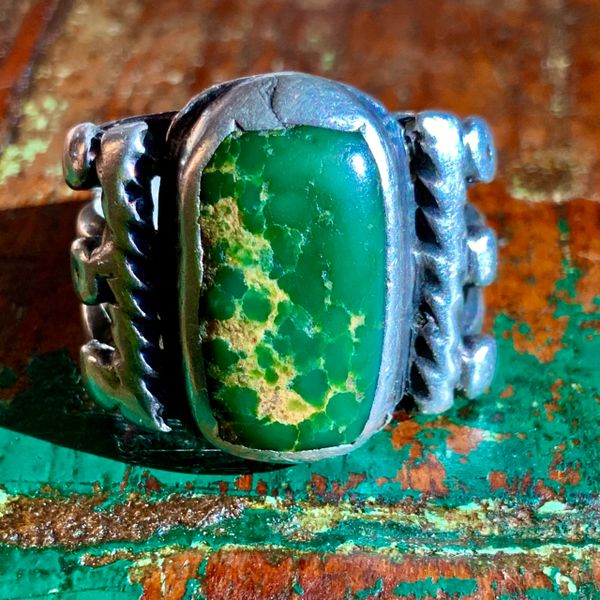 1900s INGOT SILVER YELLOW and GREEN CERILLOS TURQUOISE RECTANGLE RING