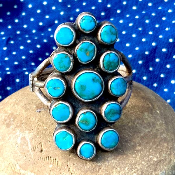 1920s NEON BLUE TURQUOISE 15 STONE ROUND ZUNI CLUSTER FINGER LONG INGOT SILVER CHISELED MENS RING