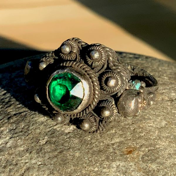 1900s EARLY EASTERN EUROPEAN MOMENTO MORI ORNATELY EMBELLISHED FILIGREE SILVER SKULLS & GREEN GLASS GOTHIC RING