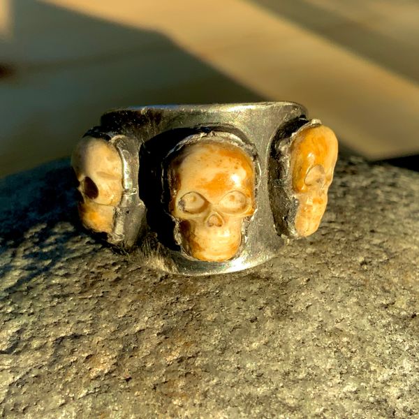 1900s EARLY EASTERN EUROPEAN MOMENTO MORI CARVED BONE SKULLS BAND RING