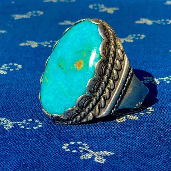 1950s HEAVY BRIGHT VIVID NEON BLUE OVAL TURQUOISE SILVER ORNATELY STAMPED MENS RING