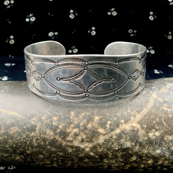 1920s VERY EARLY NAVAJO NATIVE AMERICAN SILVER STAMPED INGOT SILVER CUFF BRACELET