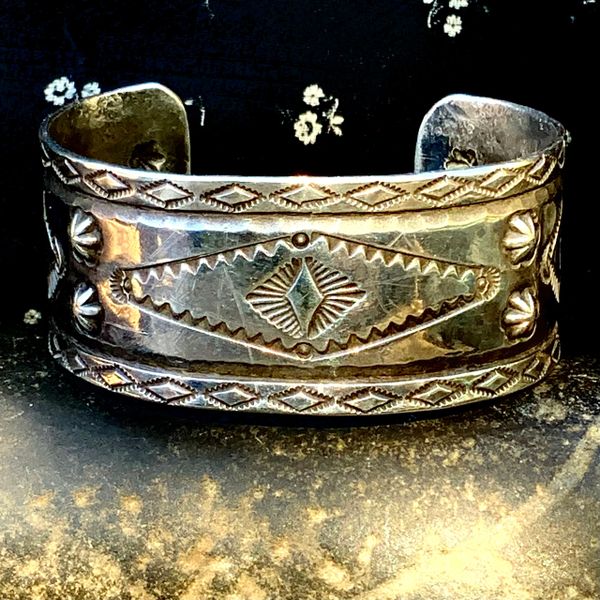 1920s EARLY NAVAJO NATIVE AMERICAN FRED HARVEY ERA EXCELLENT COLD CHISELED INGOT SILVER PEYOTE BUTTON REPOUSSE' WIDE CUFF BRACELET