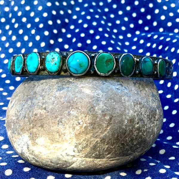 1920s EARLY ZUNI OR NAVAJO STAMPED GREEN TURQUOISE ROW CUFF BRACELET BIG WRSIT SIZE