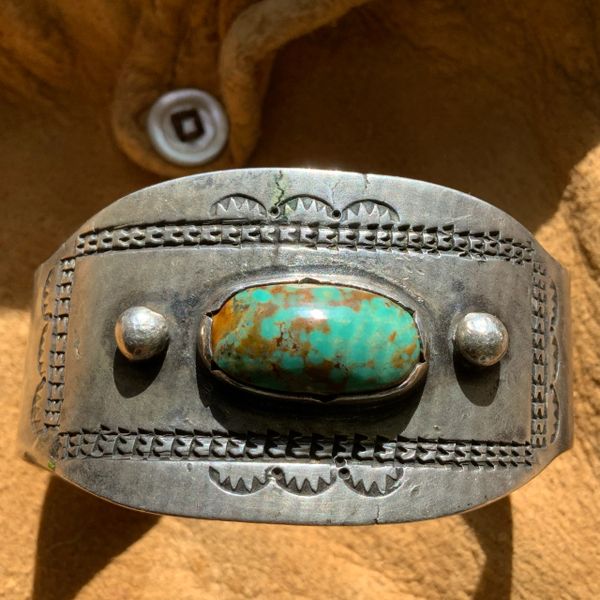 1900s RARE VERY EARLY NAVAJO INGOT SILVER PEYOTE BUTTON REPOUSSE' TERMINALS EARLY STAMPS & OVAL PERSIAN DOMED BLUE GREEN TURQUOISE CUFF BRACELET