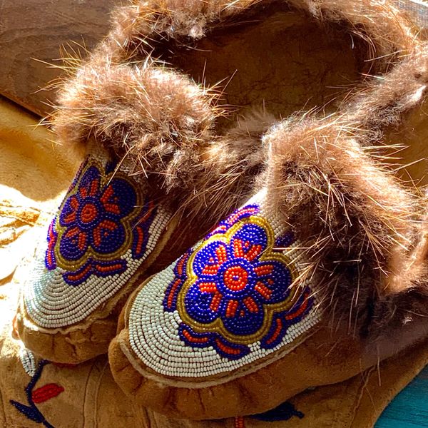 SOLD 1900s TIGLIT OR ATHABASKAN ALASKAN TOURIST FUR LINED BRAND NEW GLASS BEADED LEATHER MOOSE MOCCASINS SIZE MENS 10