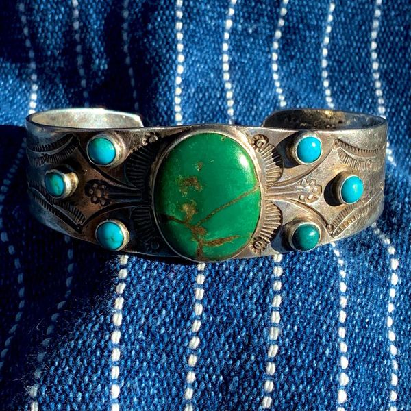 1920S CERILLOS GREEN & VIVID BLUE TURQUOISE ROW CUFF BRACELET OF STAMPED EARY NAVAJO INGOT SILVER