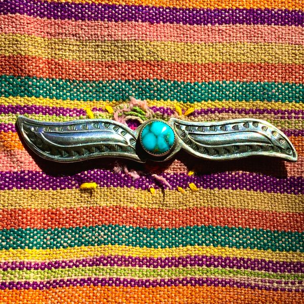 1930s SUPERB REPOUSSE' & CHISELED SILVER & VIVID ROUND BLUE TURQUOISE BROOCH PIN