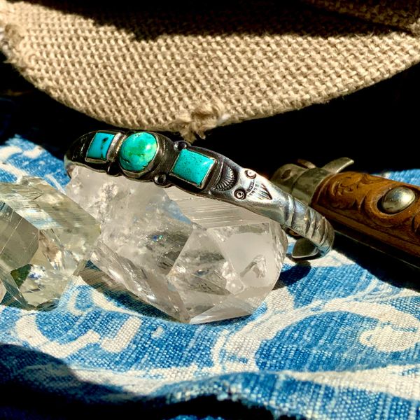 SOLD 1910s WELL WORN CHISELED & CARVED INGOT STACKABLE INGOT SILVER CUFF BRACELET WITH 3 BLUE TURQUOISE STONES